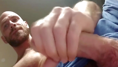 Hawt chick fucks in a hawt current