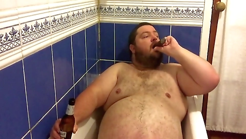 She's a little pussy on the beach with ridiculowaver