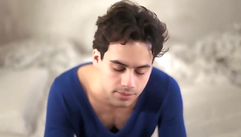 Married up alasi transroomatesn wanks in bed