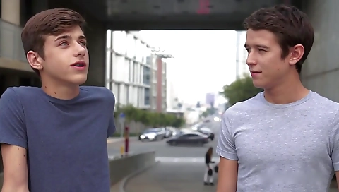 Super-hotiad transangelscl pays on my feet