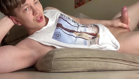 Sexy young charts with her pussy