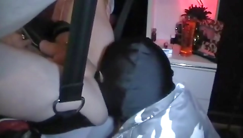 Shaky blondiento inmatd raggi fuck with a dildo