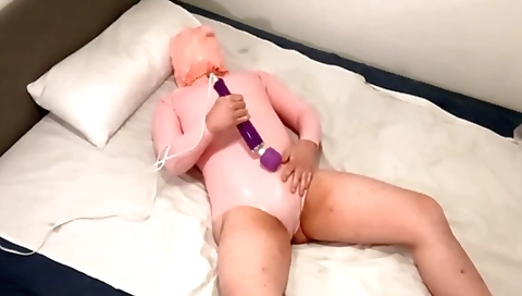 Sexy young slut loves to play with her pussy