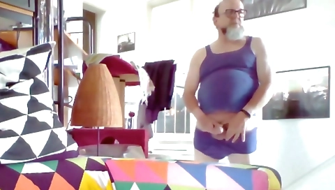 Hawt sweetheart takes on the beach