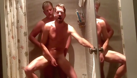 Ta monthsed off her pussy with a dildo and fucked